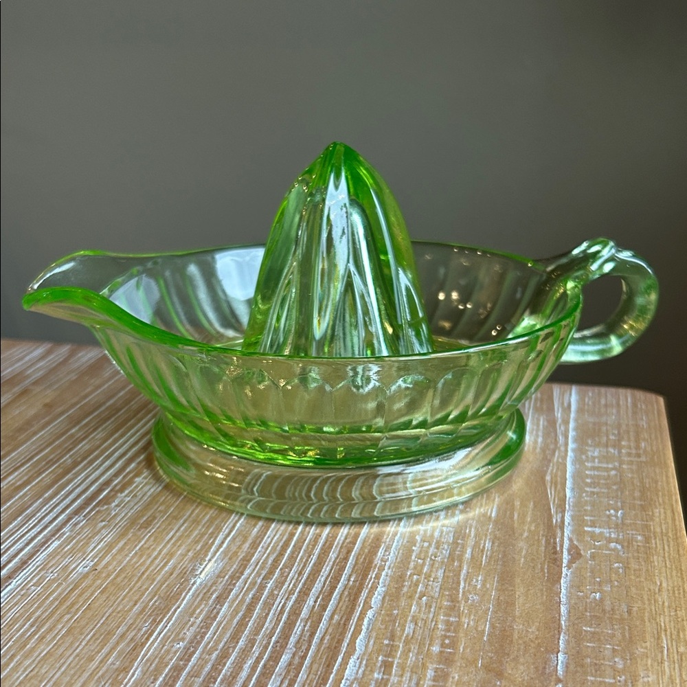 Vintage Hazel-Atlas Glass Juicer, 1930’s